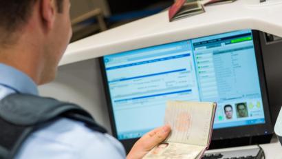 Symbolbild: Bundespolizei
Bundespolizisten überprüften am Mittwochmorgen bei der Ausreisekontrolle für den Flug nach Atlanta, USA, die Dokumente der Reisenden.