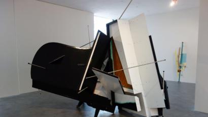 Bild: wsu
Im Zentrum der Ausstellung steht „Polyrhythmic Walkabout“. Sebastian Kuhn, der selbst Jazz spielt, hat dafür zwei Konzertflügel zerlegt.