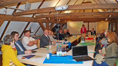 Bild: enz
Bei der Zusammenkunft "Wohnen im Alter" im Sengerhof von links: Seniorenbeauftragte Beate Ott, BRK-Kreisgeschäftsführer Holger Schedl, Dritter Bürgermeister Christian Maischl, Bürgermeister Klaus Meyer, Wolfgang Fenzl von der Seniorenfachstelle beim Landratsamt, Sabine Wenng (stehend) und Anja Preuß (rechts daneben) mit Bürgerinnen und Bürgern aus Neualbenreuth