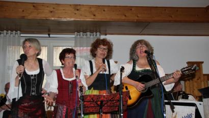 Bild: ads
Die vier Holledauerinnen „Zwoaraloa“ kommen nach ihrer offiziellen Auflösung vor zwei Jahren zu einem allerletzten Gastspiel nach Freudenberg und sorgen dort für exzellente Stimmung.