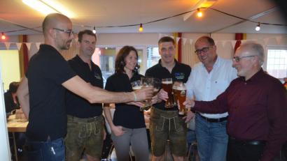 Bild: fz
Bierprobe. Mit sechs verschiedenen Weißbieren wird das Weißbierfest eröffnet.