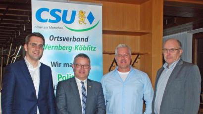 Bild: wee
Altbürgermeister Georg Butz bedankte sich bei den Referenten Oliver Wildenauer, Wolfgang Sennfelder und Christian Doleschal (von rechts) für ihre interessanten Ausführungen.