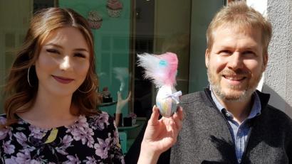 Bild: Sonja Kaute
Claudia Janotta (23) lebt in Parkstein und hat dieses marmorierte und mit Dekoband und Federn verzierte Ei gestaltet. Die Mitarbeiterin von Goldschmiede Gruhle in Weiden präsentiert es zusammen mit Stefan Gruhle (43).