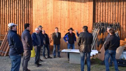 Bild: bnr
An Ort und Stelle wurde der Entwurf des Architekturbüros Schönberger für einen neuen Bauhof eingehend vom Gemeinderat beraten.