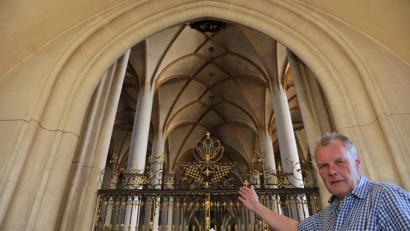 Bild: Wolfgang Steinbacher
Stadtbrandrat Bernhard Strobl im Kirchenschiff von St. Martin. Würde das Gotteshaus brennen, so sagt er, wäre es wohl ähnlich wie jetzt in Paris.