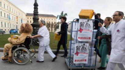 Bild: Peter Kneffel
Organisatoren des Volksbegehrens „Stoppt den Pflegenotstand“ mit den gesammelten Unterschriftenlisten. Foto: Peter Kneffel/Archivbild