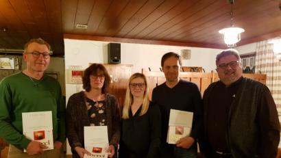 Bild: du
Die Schirmitzer SPD ist stolz auf treue Mitglieder (von links): Roland Koller, Heike Zaruba (stellvertretend für Ehemann Markus ), Nicole Bäumler, Christoph Schiesl und Walther Piehler.