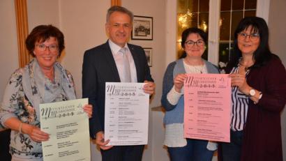Bild: jr
Die Musikförderverein-Vorstandsmitglieder Luitgard Müller, Bürgermeister Roland Grillmeier, Tanja Ernstberger und Gabi Bleistein (von links) stellten das Programm des Mitterteicher Musiksommers 2019 vor.