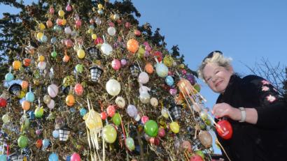 Bild: Gabi Schönberger
Ei, Ei, Ei - und ein jedes hat seinen Platz am Haselnussstrauch von Christina Kreuzer. Und so entsteht rund um Ostern ein echter Hingucker in Floß.