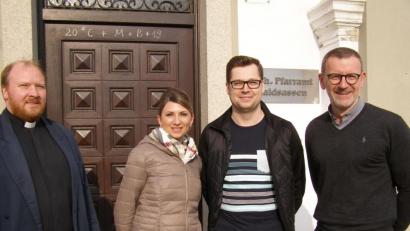Bild: pz
Radek Marhan (Zweiter von rechts) wird in der Feier der Osternacht in die Gemeinschaft der Kirche aufgenommen. Mit dem Täufling freuen sich Verlobte Arabella Hammerer sowie Stadtpfarrer Thomas Vogl und Pfarrvikar Markus Hochheimer (links).