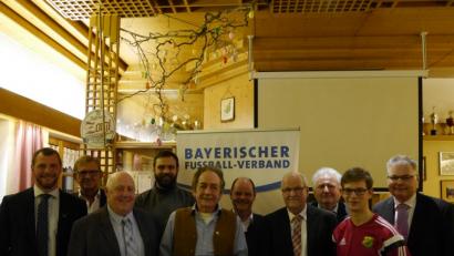 Bild: ebr
Der ATSV wurde mit der goldenen Raute ausgezeichnet. In die Wege geleitet wurde dies durch Lucas Bley (Zweiter von rechts). Hubert Rosner, Norbert Schuller, Martin Braun (von links), Jürgen Faltenbacher (Sechster von links), Siegfried Tabbert (Siebter von links), Peter Gold (Achter von links) und Thomas Unger (ganz rechts) gratulieren. Stellvertretend entgegen genommen wurde die Raute durch Jürgen Steinhauser (Vierter von links) und Gerhart Ernst (Fünfter von links).