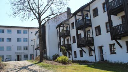 Bild: cs
Noch in diesem Jahr werden die im ehemaligen Schwesternwohnheim (rechts) der St.-Johannes-Klinik untergebrachten unbegleiteten Flüchtlinge ihr Domizil verlassen. Bei der Hauptversammlung des Fördervereins St. Johannes Klinik und Rettungswache deutete Vorstand Klaus Emmerich eine weitere neue Form der Kooperation in den Räumlichkeiten an.