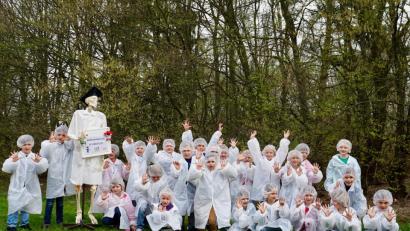 Bild: exb/Seidl/OTH Amberg-Weiden
Zeigt her eure Hände: Die Erstklässle kennen sich jetzt in puncto Händewaschen aus.