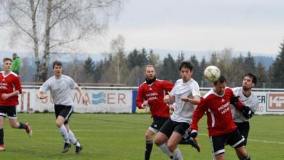 Bild: gb
Der SV Plößberg (rotes Trikot) hat sich nach der überraschenden 1:2-Heimniederlage voriges Wochenende gegen den VfB Mantel aus dem Führungsquartett der Kreisliga Nord verabschiedet.