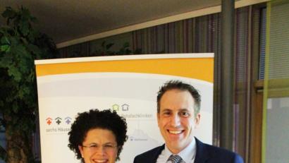 Bild: exb/Kliniken Nordoberpfalz AG
Dr. Susanne Neumeier und Prof. Thomas Bschleipfer klären über Therapiemöglichkeiten bei chronischem Becken- und Blasenschmerz auf.