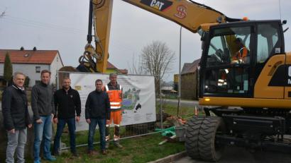 Bild: jr
Sie informierten über die Fortsetzung der Arbeiten in der Pechofener Dorfmitte (von links): Bürgermeister Roland Grillmeier, Robert Ernstberger (Ingenieurbüro Bork), Bauunternehmer Johannes Schaumberger, Bauamtsleiter Thomas Grillmeier und Helmut Stock (Tiefbau Schaumberger).