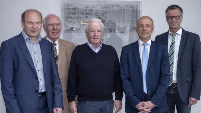 Bild: exb
Die Conrad-Sportförderung hat ihren Vorstand neu gewählt (von links): Hermann Schlosser, Rudolf Stepper, Klaus Conrad, Günter Simmerl und Bürgermeister Hermann Falk.