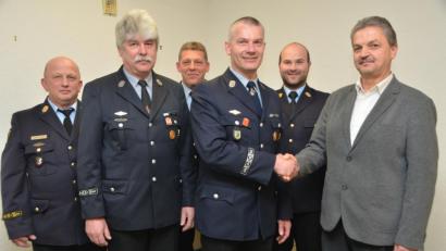 Bild: dob
Bürgermeister Andreas Wutzlhofer (rechts) als oberster Dienstherr der Feuerwehren in der Großgemeinde beglückwünscht Stadtkommandant Mario Dobmayer zu seiner Wiederwahl. Albert Burger (Zweiter von links) ist Stellvertreter.