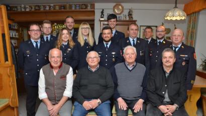 Bild: dob
Josef Hartwich (vorne, Zweiter von links) und Anton Striegl (vorne, Zweiter von rechts) sind seit 60 Jahren Mitglied der FFW Altenstadt. Dafür wurde ihnen eine Ehrung zuteil. Dritter Bürgermeister Johann Gollwitzer (vorne, links) scheidet altersgemäß aus dem aktiven Dienst. Kommandant Klaus Rupprecht (hinter Reihe, Vierter von rechts) und Vorsitzender Florian Lukas (hinten, Sechster von links) nahmen außerdem einige Beförderungen und weitere Ehrungen vor.