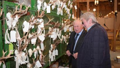 Bild: bnr
Die Hegeschau auf Schloss Guteneck zog viele Besucher an. Auch Bürgermeister Johann Wilhelm bildete sich ein fachmännisches Urteil.