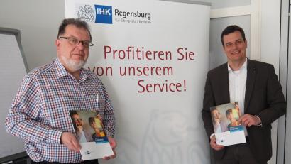 Bild: Bühner
Betriebsberater Gerhard Ertl (links) und IHK-Geschäftsstellenleiter Florian Rieder erläutern das neue Programm der Gründerseminare 2019.