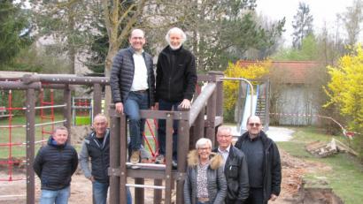 Bild: ag
Neue Balance- und Klettergeräte, die es in Hirschau so bislang noch nicht gab: Darüber freute sich die SPD-Stadtratsfraktion bei einer Besichtigung des Umbaus des Kinderspielplatzes am alten Brunnen (von links): Stefan Bauer, Wolfgang Bosser, Zweiter Bürgermeister Josef Birner, SPD-Vorsitzender Günther Amann, Karin Waldhauser, Rudolf Wild und Michael Högl.