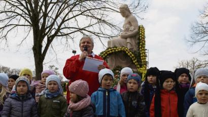 Bild: sba
Eine richtiges Fest für Jung und Alt ist jedes Jahr die Einweihung des Osterschmucks am Mutter-Kind-Brunnen in Sulzbach-Rosenberg.