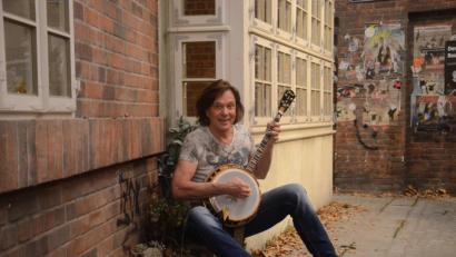 Bild: Kunz
Schlagersänger Jürgen Drews mit seinem Banjo in den Studios von "Rote Rosen".