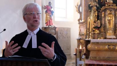 Bild: le
Pfarrer Wilfried Römischer beeindruckt mit seiner Predigt beim Karfreitagsgottesdienst.