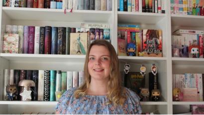 Bild: Anna Hösl
Lisa Freiberger vor ihrem größten Schatz, dem Bücherregal. Als "Bookstagramerin" schreibt sie Rezensionen über Bücher.