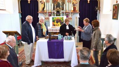 Bild: fjo
Vor einem Bild von Emil Nolde feiert eine kleine Schar mit Gunhild Stempel am Karfreitag einen evangelischen Gottesdienst in der Waidhauser Autobahnkirche.