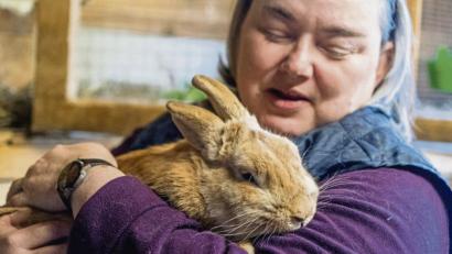 Bild: gld
Als könnte er kein Wässerchen trüben: „Hänsel“ auf dem Arm von Jeanette Medack.