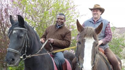 Bild: cv
Die erste Reitstunde: Kaplan John Oguche übt mit Dieter Singer für den Osterritt. „Das ist zu schaffen“, meint er zuversichtlich. Mit seinen „Lehrern“ an der Seite würde er danach gerne wieder mal ausreiten.