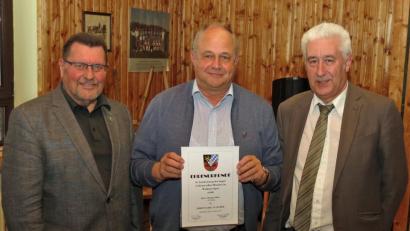 Bild: Dobmeier
Thomas Siller (Mitte) erhält die Ehrennadel mit Silberkranz und Urkunde des Stadtverbands für Leibesübungen. Präsident Reinhard Meier (rechts) und Ehrenpräsident Herbert Tischler gratulieren.