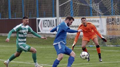 Bild: otr
Eine der wenigen Chancen in der 1. Halbzeit des SV Etzenricht gegen Fortuna Regensburg. Der mitgelaufene Dejan Szubotity bringt beim Schuss des Etzenrichters Johannes Pötzl seinen Fuß aber noch dazwischen, so dass Fortuna-Torwart Michael Popp nicht einzugreifen braucht. Am Ende aber stand ein wichtiger 3:1-Sieg für den SV Etzenricht.