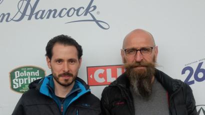 Bild: exb
Johannes Breitschaft und Martin Heldwein (rechts) mit ihren Startnummern für den Boston-Marathon