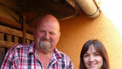 Bild: cv
Hans Gruber besitzt unter anderem Grünleger. Svetlana, die Grubers Vater pflegt, mag die Tiere. Auch in ihrer Familie in Moldawien werden Hühner gehalten.