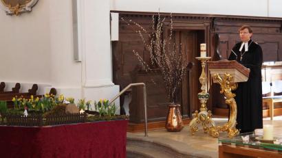 Bild: Bühner
"Durch Jesus Tod am Kreuz wurden wir frei", predigt Dekan Wenrich Slenczka an Karfreitag in St. Michael.
