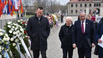 Bild: Alexander Pausch
Der amerikanische Botschafter in Berlin, Richard Grenell (von links), der Arzt und Autor Jack Terry und der Präsident der US-Kommission zur Bewahrung amerikanischen Erbes im Ausland, Paul Packer, betrachten die Kränze zum Gedenken an die Opfer des Konzentrationslagers Flossenbürg.