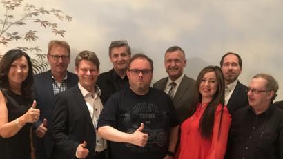 Bild: Kunz
Daumen nach oben. Die CSU-Bahnhof will nach der Wahl von Angelika Heining (links) zur Vorsitzenden wieder richtig durchstarten. Benjamin Zeitler (Dritter von links) sprach für die Mittelstandsunion.