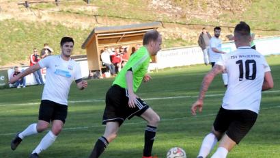 Bild: gb
Die Serie des TSV Waldershof hält: Der Spitzenreiter der Kreisklasse Stiftland gewann am Gründonnerstag beim TSV Bärnau mit 4:0 ist damit auch nach 24 Spielen ungeschlagen. Hier versucht der Bärnauer Jan Benes (Mitte), sich gegen Julian Schindler (links) und Dominik Dotzauer durchzusetzen.