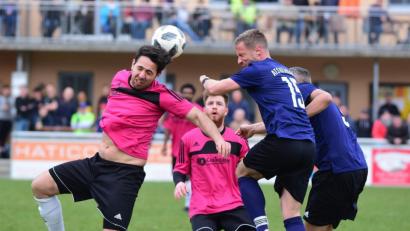 Bild: Schrems
Der FC Tirschenreuth (links Emre Taskiran in der Partie gegen Kulmbach) will nach dem 4:0-Sieg beim FSV Bayreuth nachlegen. Am Ostersamstag gastiert Bavaria Waischenfeld, am Ostermontag reisen die Kreisstädter zum SSV Kasendorf.