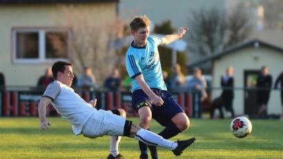 Bild: Schrems
Der TSV Konnersreuth verlor am Gründonnerstag das Spitzenspiel beim FC Rehau mit 1:2. Hier klärt der Rehauer Doppeltorschütze Sven Ries (links) gegen Nico Wolf.