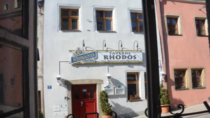 Bild: Gabi Schönberger
Die Taverne "Rhodos“, gegenüber des Rathauses, stand von Anfang an unter keinem guten Stern. Zunächst verfügte das Landratsamt die Schließung wegen mangelhaften Brandschutzes, jetzt hat der Hausbesitzer den Gas- und Wasserhahn abgedreht.