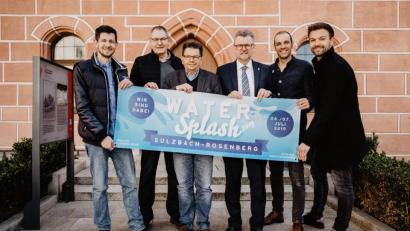Bild: Dominik Lenz
Die Vertreter des Serviceclubs und der Stadt Sulzbach-Rosenberg freuen sich auf den Wasserspaß (von links): Präsident Round Table 235 Franz von Klenck, Vorsitzender Pro Su-Ro Kurt von Klenck, Leiter Kulturamt Alfred Tischler, Bürgermeister Michael Göth, Christof Dehling und Benjamin List vom Round Table 235.