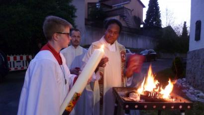 Bild: mtm
Pfarrer Saju Thomas beim Entzünden der Osterkerze in Rosenberg.