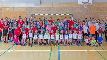 Bild: gud
Zum Abschluss des 15. Jugendtages des Handballvereins Oberviechtach versammelten sich alle Teilnehmer zu einem Abschlussfoto. Im Vordergrund die geehrten Spieler und der einzelnen Jugendmannschaften.