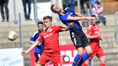 Bild: A. Schwarzmeier
Josef Rodler (rechts) streckt sich in die Luft zum Kopfballduell: Der Weidener Angreifer erzielte beim 4:1-Heimsieg gegen den 1. FC Passau seine Saisontore elf und zwölf.
