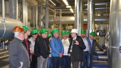 Bild: exb
Mittendrin statt nur dabei: Das galt auch für die Kraftwerkstour des ZMS, bei der die Teilnehmer nicht nur dem Müll auf die Spur gingen sondern auch Informationen von Verbandsdirektor Thomas Knoll über die Fernwärmenutzung erhielten.