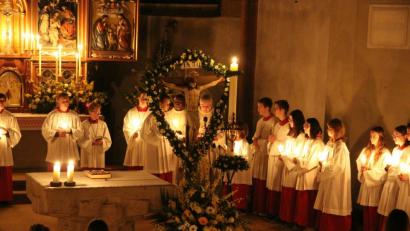 Bild: bph
Die Pfarrei St. Johannes der Täufer Nabburg feiert mit einem festlichen Ostergottesdienst vom Dunkel des Karfreitags in das Licht eines sonnigen Morgens die Auferstehung des Gekreuzigten.